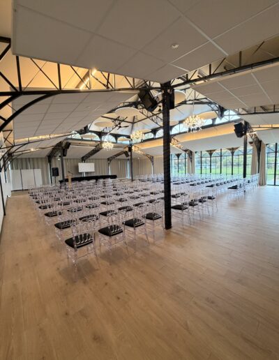 Agencement de salle de location pour une réunion professionnelle